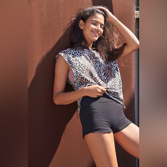 Free People Movement Flirty Shorty Shorts in Black - Size M/L - Picture 2 of 11